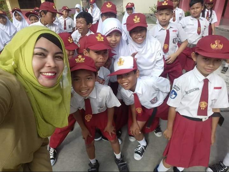 Guru dan murid SD Negeri Danau Batur